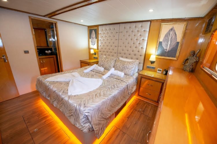 5 Cabins 10 Pax Luxury Trawler Motor Yacht For Rent Turkey